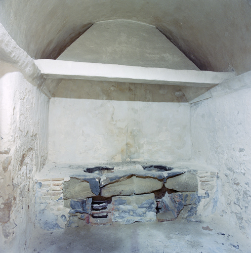 Casemate du bâtiment annulaire, travée aménagée en cuisine : fourneaux.