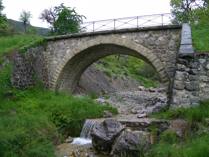 pont routier sur le ravin du Pis