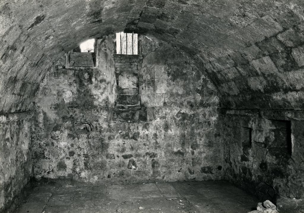 Vue intérieure : la cave sous la chapelle de l'abbé.