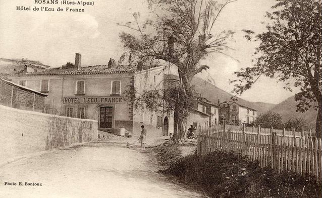 [Hôtel de l'Ecu de France, vue d'ensemble prise du sud-est (années 1910).]