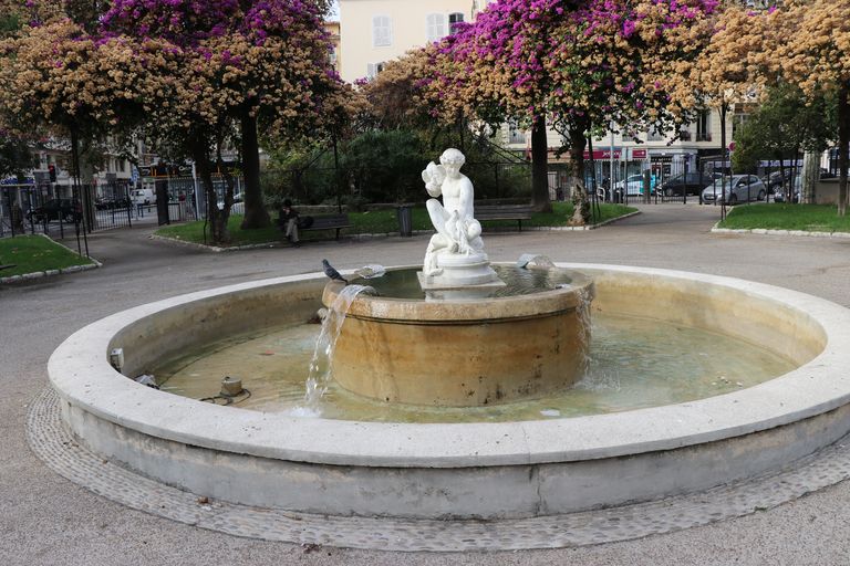 Place dite du Temple anglican puis Alziari de Malausséna, actuellement square Alziari de Malausséna