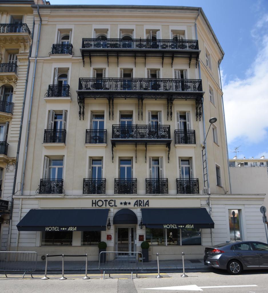 immeuble devenu hôtel de voyageurs sous le nom de Hôtel du tennis, puis Hôtel Trianon, actuellement Hôtel Aria