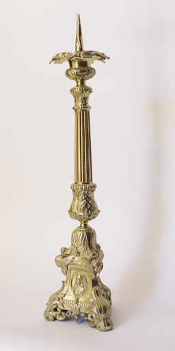 garniture d'autel composée de 6 chandeliers d'autel et d'une croix d'autel