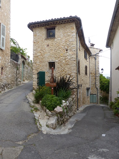 Quartier du Trigan. Intersection entre l'ancien chemin de Cagnes à Saint-Jeannet et de Vence à Saint-Laurent du var. Vue de volume prise de l'ouest. 