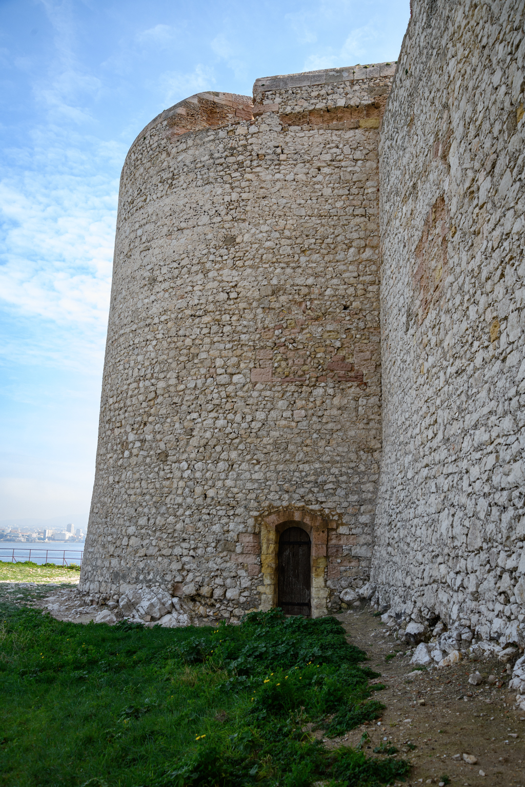Donjon, vue extérieure du flanc gauche de la tour nord-est et de sa poterne