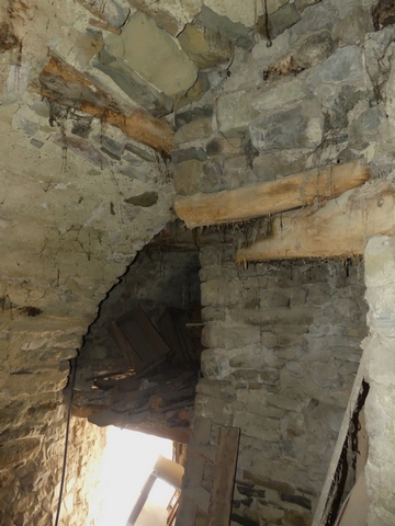 Etage de soubassement, angle sud-est. Séchoir aménagé au-dessus de l'embrasure de la porte.