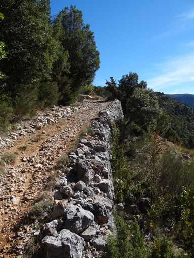 Ancien chemin muletier sur mur de soutènement en pierre sèche. Quartier de Ganhola.