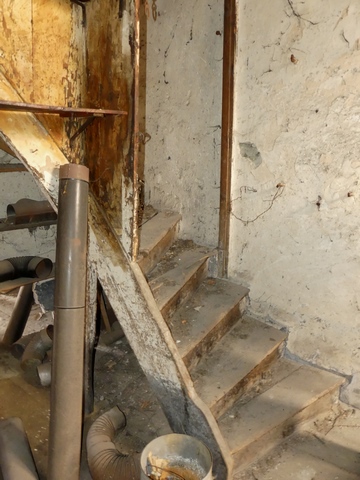 Rez-de-chaussée surélevé, angle sud-est de la cuisine. Escalier.