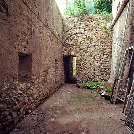 Chemin de ronde 25. Portion à l'ouest de la tour 24, mur traverse.