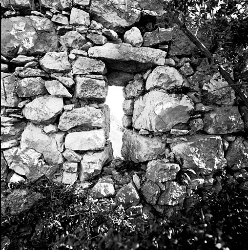 Bergerie de Bérengier (1841 B3 345). Jour en fente en moellons calcaires.