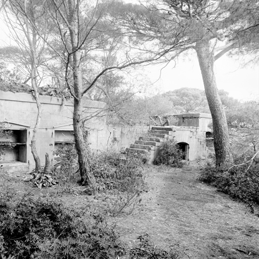 Batterie annexe. Vue arrière au niveau d'une position de pièces.