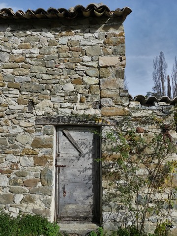 Dépendance agricole orientale, bâtiment du cellier. Elévation ouest, chaîne d'angle sud-ouest, collage de maçonnerie et porte de la resserre.