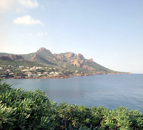 Vue prise de l'ouest. A l'arrière le Pic d'Aurelle.