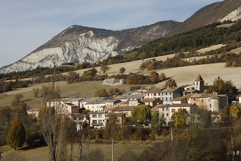 Moriez. Au sein du village, les deux châteaux, Vieux et Neuf, forment des masses identifiables de loin.