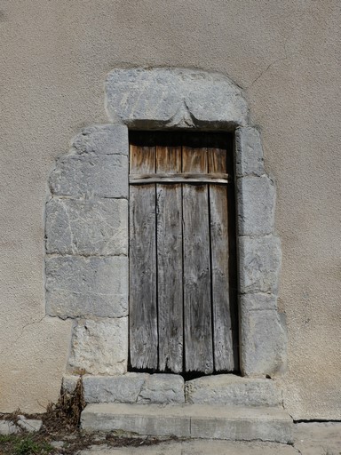 Elévation sud, premier niveau. Porte du logis, encadrement en remploi.