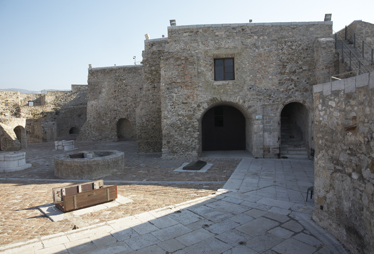 Terrasse-cour du rez-de-chaussée, le tiers d'élévation subsistant des locaux dit parados ou donjon.