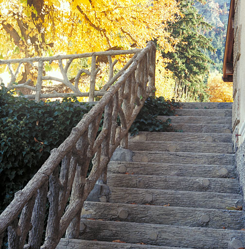 Escalier extérieur traité en rocaille. Détail.