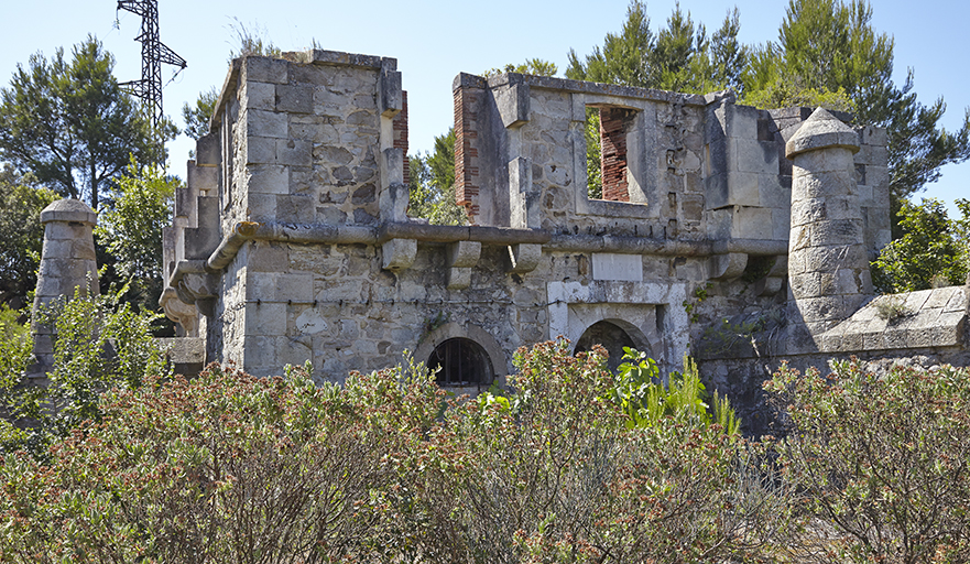 Tour-réduit crénelée type 1846 n°3, face d'entrée, porte, parapet à bretêches.