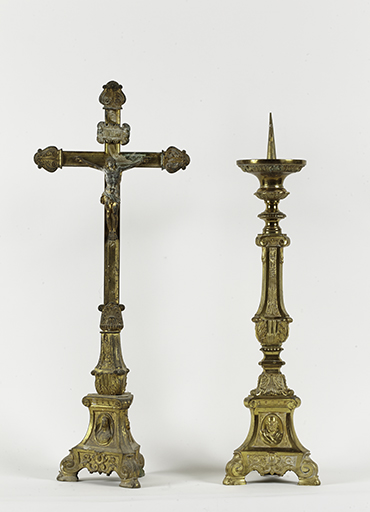 Garniture d'autel (n°5) composée d'une croix d'autel et deux chandeliers d'autel