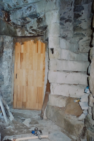 Rez-de-chaussée surélevé, l'escalier en vis installé sur le passage couvert. Vue de volume prise du nord.