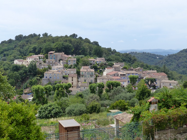 Vue de situation de la partie du village de la Basse-Gaude dominée par l'ancien site des Collets, prise du nord depuis la Haute-Gaude. 