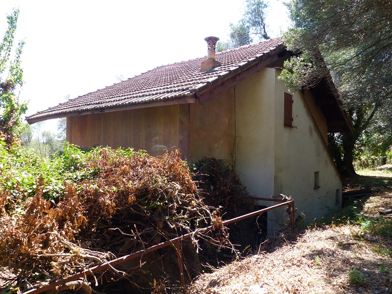 Vue d'ensemble de la maison prise de l'est. 