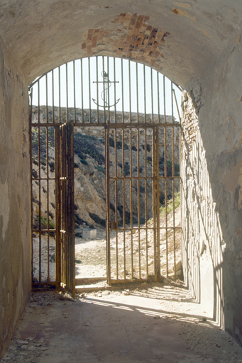 Salle basse de la tour, vue intérieure prise vers le portail.