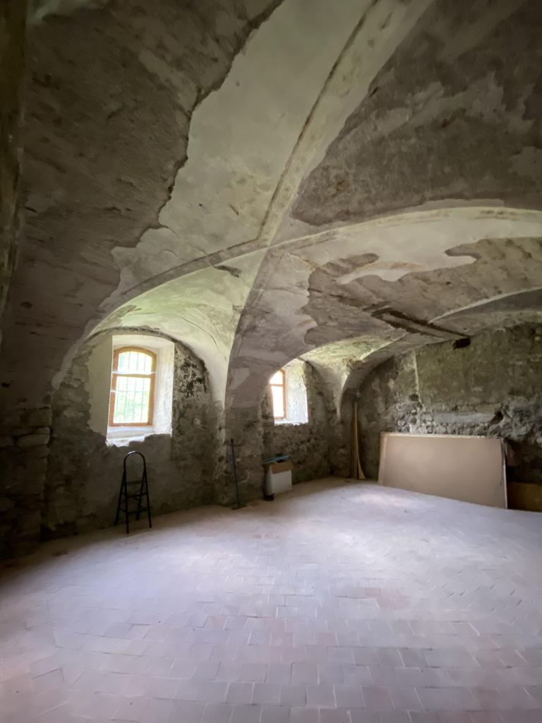 Salle voûtée d'arêtes, peut-être l'ancien réfectoire des moines, conservant les vestiges d'un décor peint.