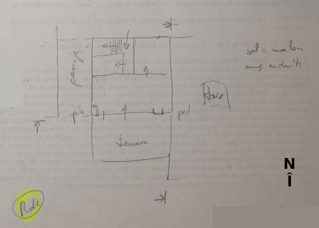Plan schématique du bâtiment : rez-de-chaussée surélevé.