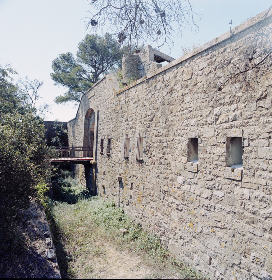 Enceinte : vue latérale du flanc gauche, de son fossé avec porte à pont du fortin.