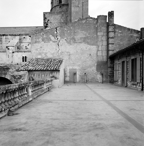 Bâtiment du chapitre, élévation sud, partie dégagée, vue d'ensemble.