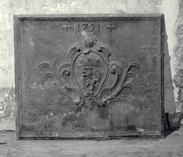 Plaque d'une ancienne cheminée au premier étage, portant la date 1731 et des armoiries qui sont probalement celles de la famille Fantin.