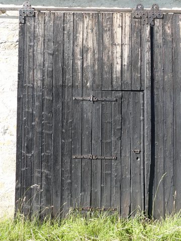 Bâtiment est. Elévation ouest, grand vantail de porte coulissante intégrant une porte piétonne.