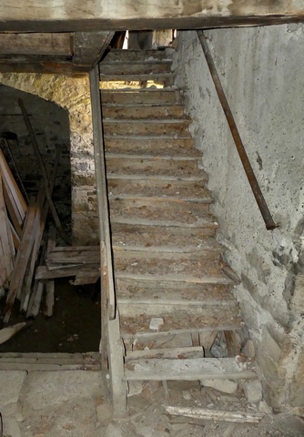Bâtiment principal. Etage de soubassement, meunerie. Escalier, vue prise de l'ouest.