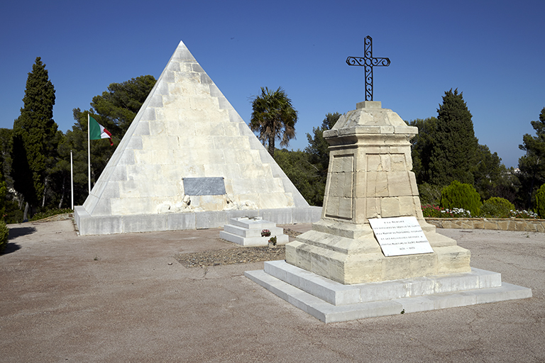 Pyramide Latouche-Tréville, dans le cimetière de la marine de Saint-Mandrier, jusqu'en 1902 dans la batterie.