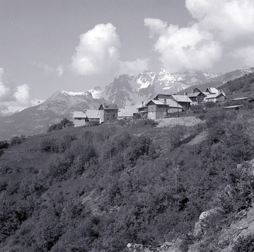 Vue d'ensemble du village prise du nord-est.