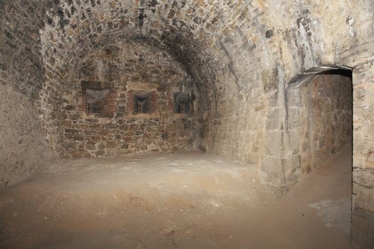 Bastion 2: casemate de flanc droite : créneaux de la face est et passage vers la cour du fort.