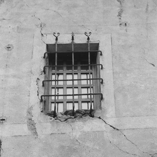 La fenêtre de la chambre ménagère.