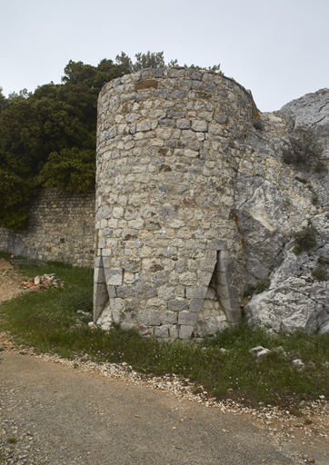 Front de gorge de l'ouvrage, détail extérieur frontal du saillant casematé ou coffre en forme de tour à créneaux de pied.