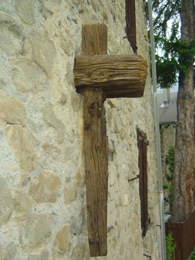 Le village. Ancre en bois située sur la façade sud de la maison occupant la parcelle AC 142.