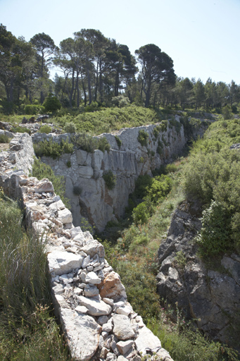 ouvrage fortifié dit retranchement du Pas de Leydet ; poudrière actuellement chapelle Notre Dame du Faron