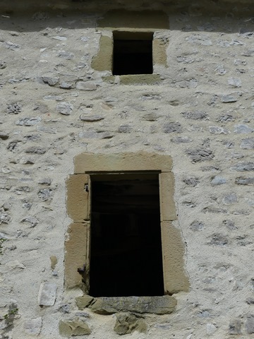 Elévation est, deuxième et troisième niveaux. Fenêtre et jour avec encadrements en pierre de taille de grès.