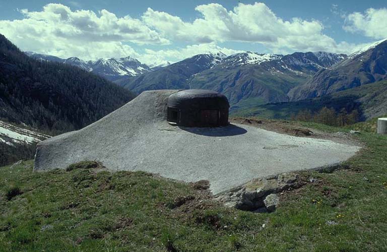 Bloc 4. Vue avant droite de la cloche observatoire par éléments. Au fond, le col de Vars.