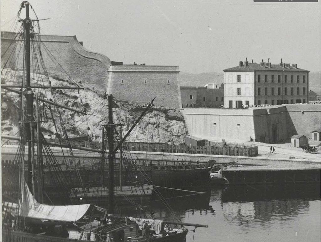 [Bassin de carénage de l'angle Sud-Est du fort d'Entrecasteaux et des bâtiments du fort Ganteaume], 1908.