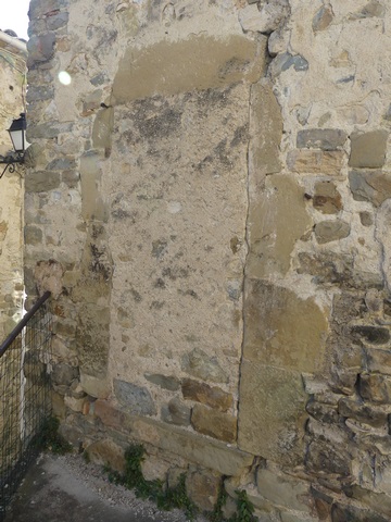 Pignon nord, premier niveau. Ancienne porte du logis, murée.