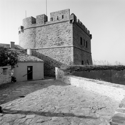 Tour centrale, vue arrière gauche prise du sud-est. Au premier plan, terre-plein du bastion sud-est. A droite, parapet d'artillerie.