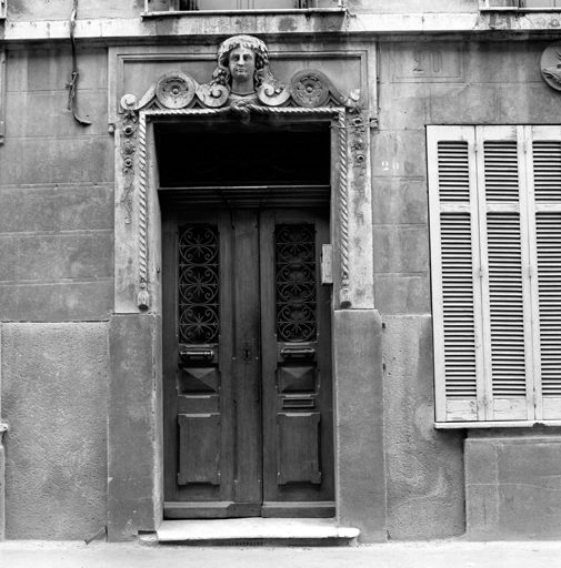 Maison rue Célestin-Gayol. Encadrement de l'entrée en pierre de taille calcaire sculptée.