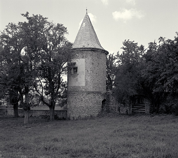 La tour d'enceinte sud. Vue extérieure à l'enceinte prise du sud.