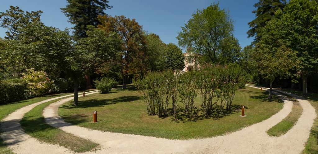 Parc côté sud : vue depuis l'entrée principale sur l'avenue Fabre de Sérignan.