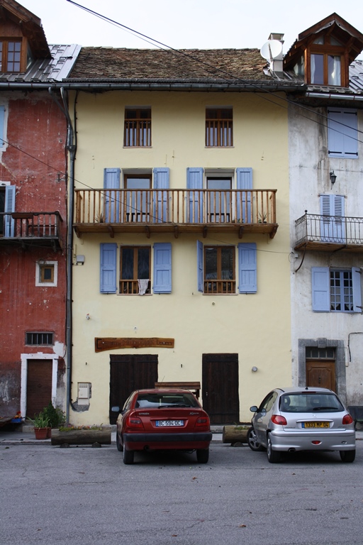 Le Village. Maison de type logis entre parties commerciale et agricole sur la place principale, présentant deux travées régulières (parcelle E 244).